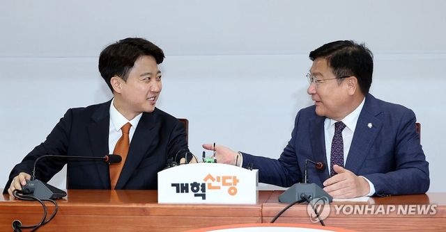 이준석 개혁신당 대표(왼쪽)가 15일 국회에서 취임 인사차 방문한 정점식 국민의힘 신임 원내대표를 만나 발언 순서를 권하고 있다. 연합뉴스