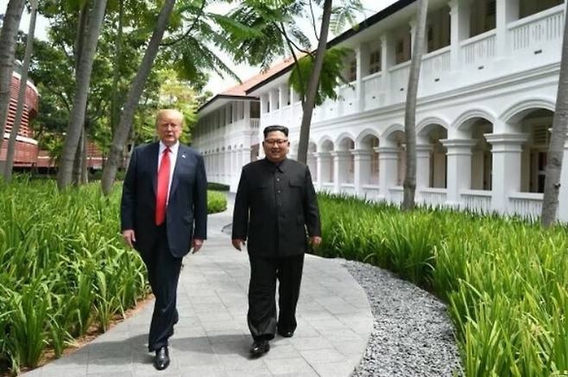 도널드 트럼프 미국 대통령이 트루스소셜에 올린 김정은 북한 국무위원장과의 제1차 북미정상회담 사진. 트루스소셜 캡처
