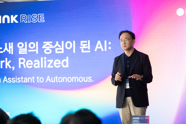 이승찬 LG CNS 디지털AX사업담당 상무가 지난 11일 서울 세빛섬 플로팅 아일랜드 컨벤션에서 열린 ‘에이엑스씽크 라이즈’ 행사에서 발표하고 있다. LG CNS 제공