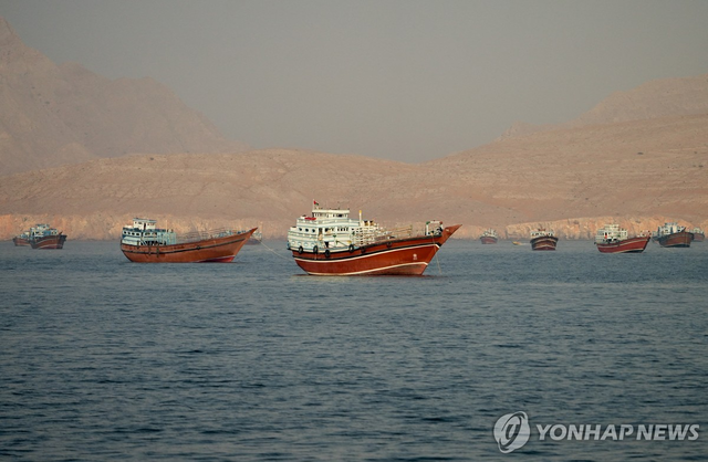 14일(현지시간) 오만 무산담 반도에서 바라본 호르무즈 해협에 선박들이 정박해 있다. 로이터=연합뉴스