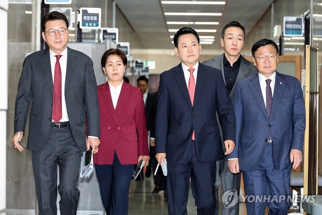국민의힘 장동혁 대표가 15일 국회에서 열린 최고위원회의에 입장하고 있다. 왼쪽부터 신동욱 최고위원, 양향자 최고위원, 장 대표, 김민수 최고위원, 정점식 원내대표. 연합뉴스