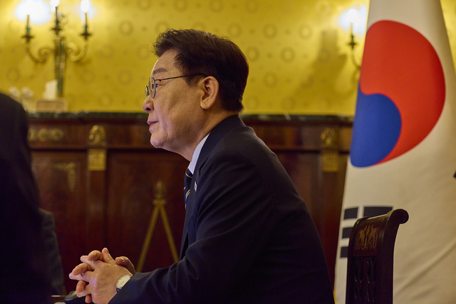 이탈리아를 국빈방문 중인 이재명 대통령이 14일(현지시간) 로마의 한 호텔에서 화상으로 수석보좌관회의를 하고 있다. 연합뉴스
