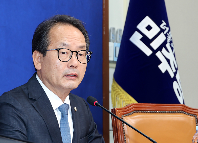 강준현 더불어민주당 수석대변인이 12일 국회에서 현안 관련 기자간담회를 열고 있다. [연합뉴스]