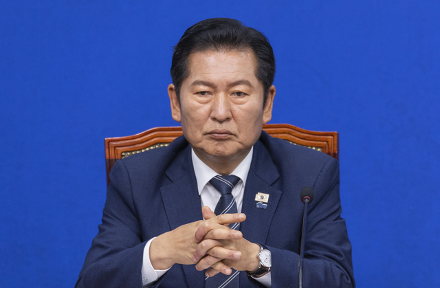 정청래 더불어민주당 대표가 15일 국회에서 열린 최고위원회의에서 강득구 최고위원의 발언을 듣고 있다. [연합뉴스]