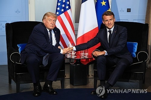 G7 정상회의에서 양자 회담하는 트럼프와 마크롱 대통령. EOA=연합뉴스.