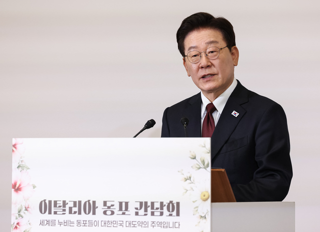 이재명 대통령이 15일(현지시간) 이탈리아 로마 한 호텔에서 열린 동포 오찬 간담회에서 격려사를 하고 있다. 연합뉴스