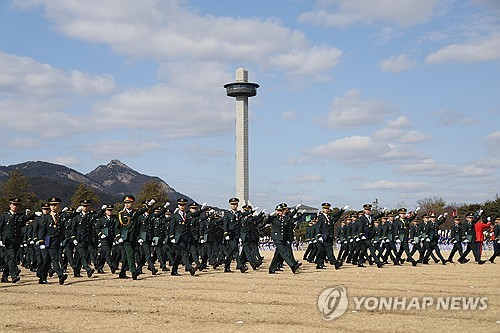 지난 2월 27일 서울 노원구 육군사관학교에서 열린 제82기 졸업식에서 졸업생들이 분열하고 있다. [육군 제공=연합뉴스]