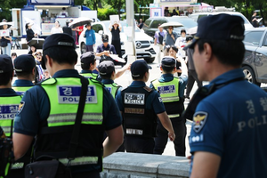 [속보] 경찰, ‘12일째 봉쇄 시위’ 잠실 개표소 진입 시도…시위대와 대치