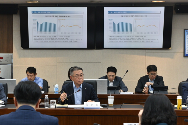 김준동 남부발전 사장이 16일 열린 ‘전사 대토론회’에서 발전사 통합과 에너지전환에 대한 대비가 시급하다고 발언하고 있다. [남부발전 제공]