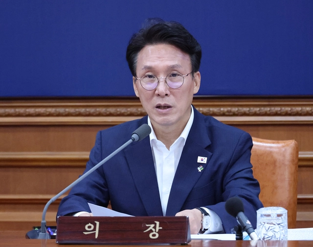 김민석 국무총리가 16일 서울 종로구 정부서울청사에서 열린 국무회의 겸 비상경제본부회의에 참석, 잠실 개표소 봉쇄와  관련해 단호한 대처를 지시하고 있다. [연합뉴스]
