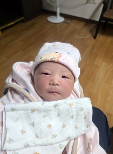 강원 정선군 화암면 백전1리에서 지난 12일 태어난 심윤아 양이 지역 사회에 기쁨을 안겨주고 있다. [정선군 제공]