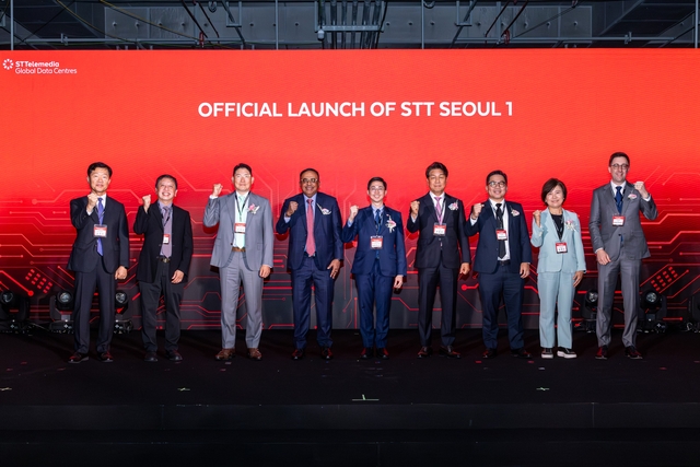 16일 서울 가산동 STT Seoul1에서 열린 개관식에서 조현준(왼쪽 3번째) 효성그룹 회장, 브루노 로페즈(왼쪽 4번째) STT GDC 대표이사, 박지혜(왼쪽 8번째) 국회의원 등 참석자들이 기념사진을 찍고 있다. STT GDC 제공