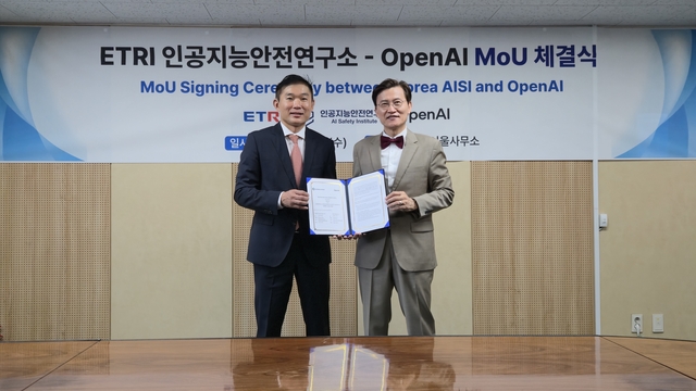 이상현(왼쪽) 오픈AI 아시아태평양지역 정책총괄과 김명주 인공지능안전연구소장이 17일 한국전자통신연구원 서울사무소에서 고위험 분야 AI 안전 협력 강화를 위한 업무협약을 체결하고 기념촬영하고 있다. 과기정통부 제공