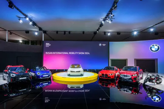(왼쪽부터)뉴 미니I JCW 컨트리맨, 뉴 올-일렉트릭 미니 쿠퍼, BMW 비전 노이어 클라쎄, BMW 뉴 M4, BMW 올 뉴 iX2, BMW 뉴 R 12 nineT. BMW그룹 코리아 제공