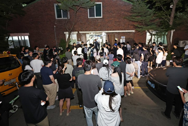 6·3 지방선거 본투표일인 3일 투표용지 부족으로 투표시간이 오후 10시까지 연장된 서울 송파구 잠실7동 제2투표소 앞에 주민들이 모여 있다. [연합뉴스]