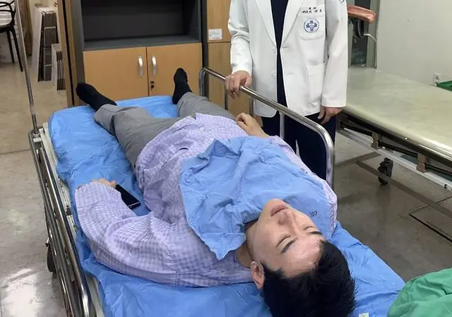 지난 4월 27일 선거운동 중 음료수 테러를 당해 넘어져 다친 것으로 알려진 정이한 당시 개혁신당 부산시장 후보가 부산 온병원 응급실에서 치료를 받고 있는 모습. [개혁신당 정이한 부산시장 후보 선거대책위원회 제공 사진 갈무리]