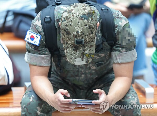 휴대전화 보는 군인. 사진은 기사 내용과 직접적인 관련 없음. 연합뉴스