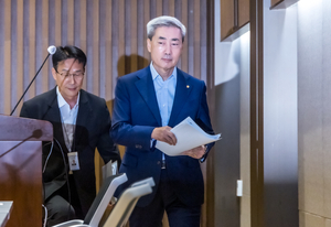 [포토] 입장하는 신현송 한국은행 총재