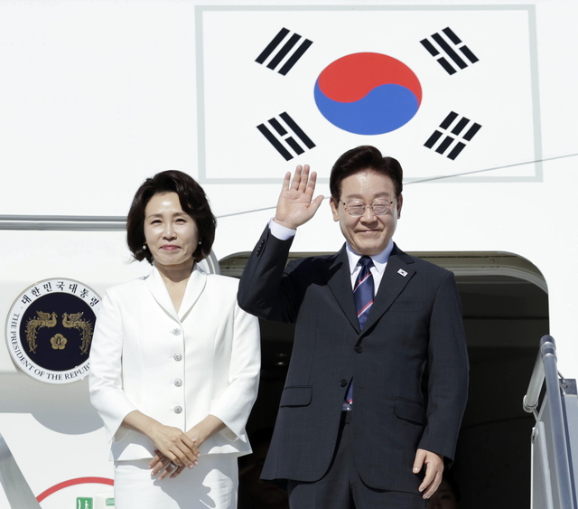이탈리아 국빈 방문 일정을 마친 이재명 대통령과 김혜경 여사가 지난 16일(현지시간) 로마 다빈치 공항 공군 1호기에서 환송객들을 향해 인사하고 있다. [연합뉴스]
