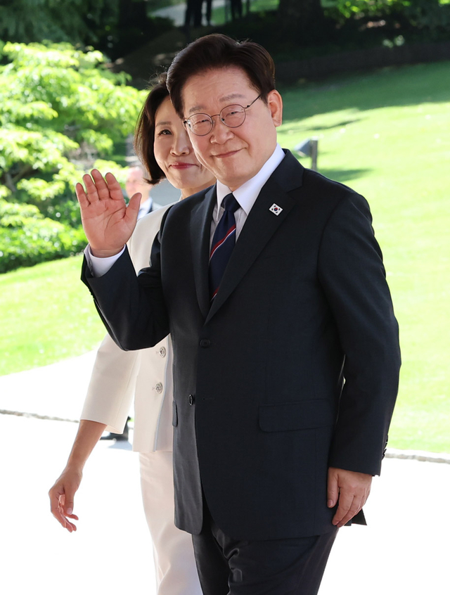 주요 7개국(G7) 정상회의에 참석하는 이재명 대통령과 김혜경 여사가 지난 16일(현지시간) 프랑스 에비앙레뱅 정상회의장에 도착해 인사하며 건물로 들어서고 있다. [연합뉴스]