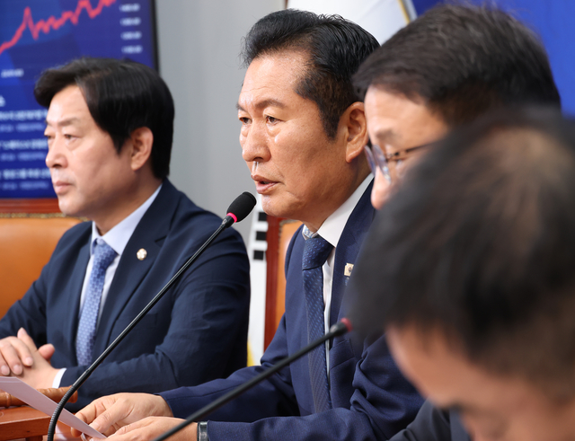 정청래 더불어민주당 대표가 17일 국회에서 열린 최고위원회의에서 발언하고 있다. [연합뉴스]