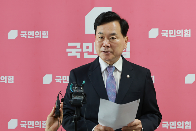 김승수 국민의힘 원내운영수석부대표가 17일 국회에서 6·3 지방선거 때 발생한 투표용지 부족 사태에 대한 국회 국정조사특별위원회와 관련해 결정한 사항을 설명하고 있다. [연합뉴스]