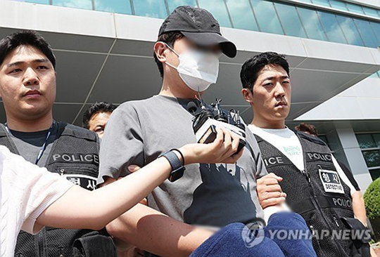용인 오피스텔 보복살해범 A씨(가운데). [연합뉴스 자료사진]