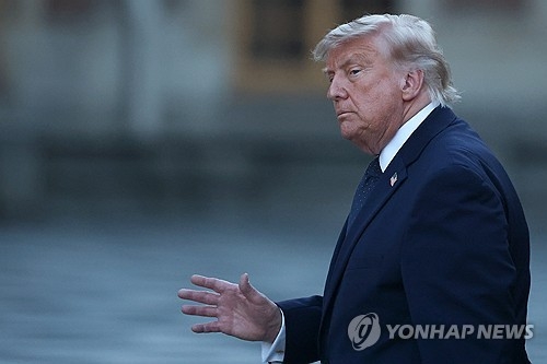 “트럼프, 프랑스서 저녁 먹다 이란 종전 MOU 서명”…발효 시점 앞당긴 듯