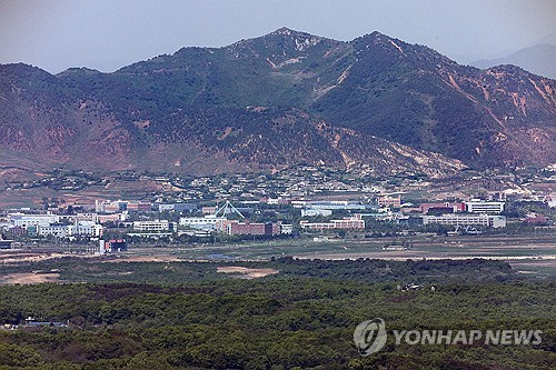북한이 북측 지역만을 자신들의 영토로 규정한 영토 조항을 신설해 개헌한 가운데 지난 5월 8일 경기도 파주시 접경지역에서 바라본 서부전선 비무장지대(DMZ)와 개성공단 일대가 적막하다. [파주=연합뉴스]