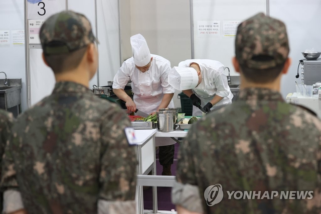 기사 본문과는 직접 관련 없는 자료사진. 지난 2023년 5월 19일 오전 서울 서초구 aT센터에서 열린 ‘2023 대한민국 국제요리&제과 경연대회’에서 참관 장병들이 군급식 요리경연을 지켜보고 있다. [연합뉴스]