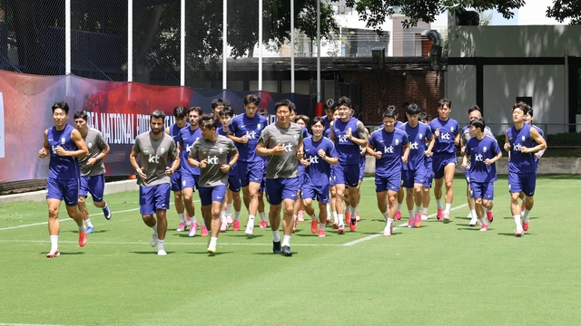 2026 북중미 월드컵 멕시코와 2차전을 앞둔 한국 축구 국가대표팀 선수들이 15일(현지시간) 멕시코 과달라하라 인근 사포판의 치바스 바예 베르데에서 훈련에 앞서 러닝을 하고 있다.   [연합뉴스]