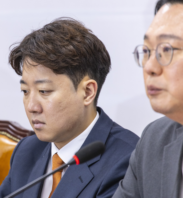 이준석 개혁신당 대표가 18일 국회에서 열린 최고위원회의에서 정이한 전 부산시장 후보 피습 자작극 의혹과 관련한 사과 발언을 마친 뒤 생각에 잠겨 있다. [연합뉴스]
