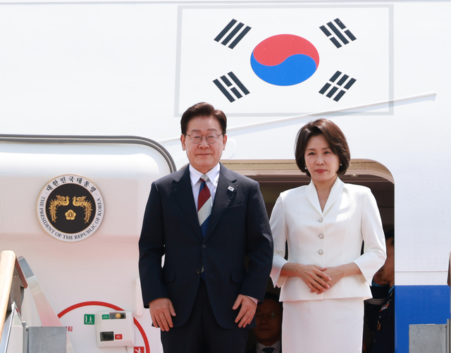 G7 정상회의와 유럽 순방을 마치고 귀국한 이재명 대통령과 김혜경 여사가 18일 성남 서울공항에 도착한 공군 1호기에서 내리고 있다. [연합뉴스]