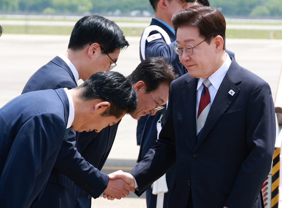 정청래, ‘90도 폴더인사’에도… ‘명청대전’ 폭풍전야