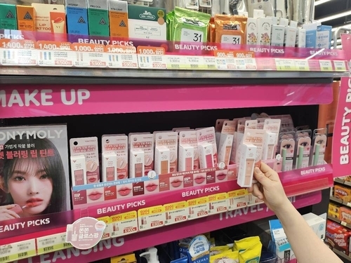 "올리브영·다이소 비켜"...편의점, '초저가 뷰티' 승부수 - 뉴스 썸네일 이미지