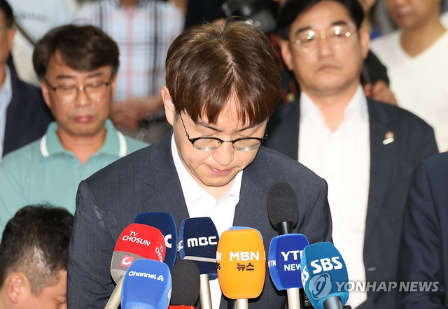 더불어민주당 하정우 부산 북갑 국회의원 보궐선거 후보가 지난 4일 부산 북구 선거사무소에서 패배를 인정하는 입장을 밝힌 뒤 지지자들에게 인사하고 있다. [연합뉴스]