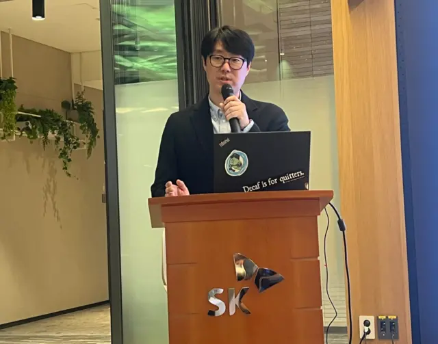 김인수 SK텔레콤 T AI 보드팀장이 지난 19일 서울 을지로 SKT타워에서 열린 'AX 스터디 데이'에서 회사의 AX 추진 방향을 발표하고 있다. 이혜선 기자

