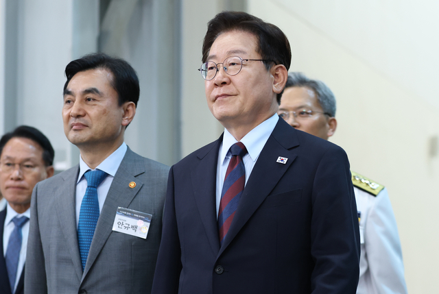 이재명 대통령이 지난 5월 26일 경남 창원시 진해구에서 열린 제1회 미래국방전략위원회에 안규백(왼쪽) 국방부 장관과 함께 입장하고 있다. [연합뉴스]
