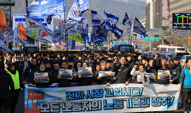 일명 ‘노란봉투법’(노동조합 및 노동관계조정법 2·3조 개정 법률) 시행 첫날인 지난 3월 10일 서울 세종로에서 열린 민주노총 투쟁 선포대회에서 집회를 마친 민주노총 조합원 등이 행진하고 있다. [연합뉴스]