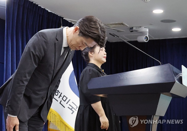 노용석 중소벤처기업부 제1차관이 지난 22일 서울 종로구 정부서울청사에서 '모두의 창업' 개인정보 유출과 관련 사과하고 있다. 연합뉴스
