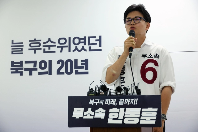 지난 6월 1일 6·3 지방선거와 함께 치러진 부산 북갑 국회의원 보궐선거에 출마한 한동훈 무소속 후보(현 국회의원)가 부산 북구 선거사무소에서 기자회견을 하고 있다. [연합뉴스]