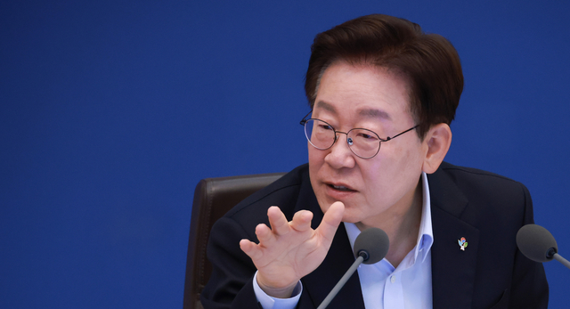 이재명 대통령이 23일 청와대에서 열린 국무회의 겸 비상경제점검회의에서 발언하고 있다. [연합뉴스]
