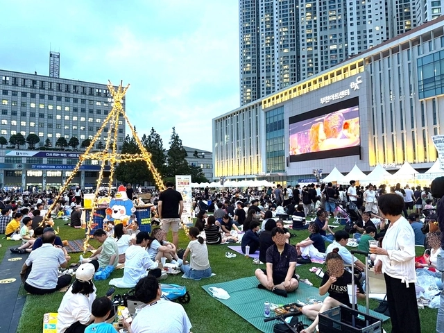 '2025부천위조이치맥축제'가  열린 부천시청잔디광장 전경
