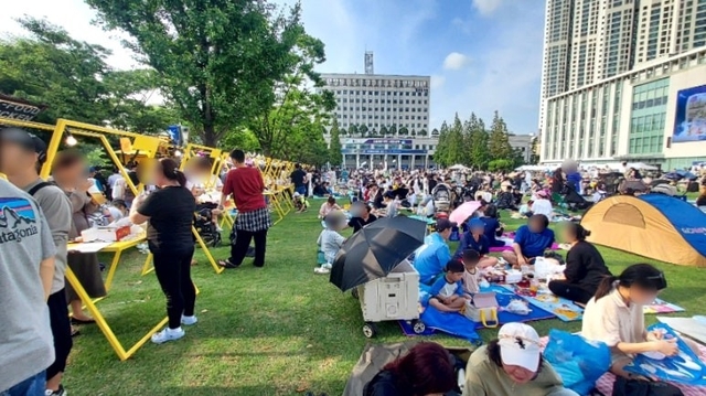2025년 위조이치맥축제장인 부천시청잔디광장에서 시민들이 축제를 즐기는 모습
