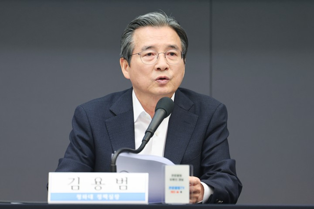 김용범 대통령비서실 정책실장이 24일 서울 중구 프레스센터에서 열린 관훈토론회에서 모두발언을 하고 있다. [연합뉴스]
