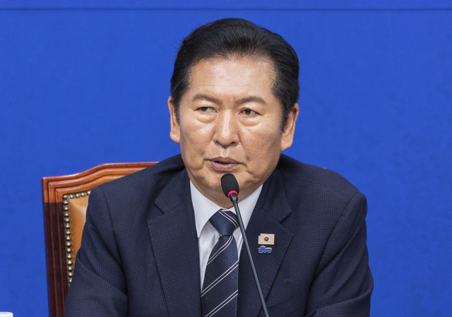 정청래 더불어민주당 대표가 22일 국회에서 민주당 한반도평화신전략위원회가  ‘이란전쟁, 북중정상회담 그리고 한반도’를 주제로 개최한 긴급 국제정세 토론회에 참석해 발언하고 있다. [연합뉴스]
