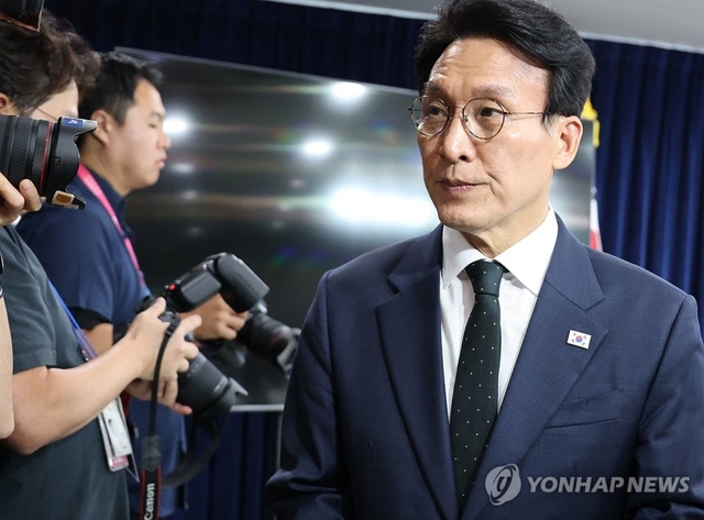 김민석 국무총리가 25일 서울 종로구 정부서울청사에서 열린 검찰개혁 관련 현안 브리핑을 마친 뒤 이동하고 있다. 연합뉴스