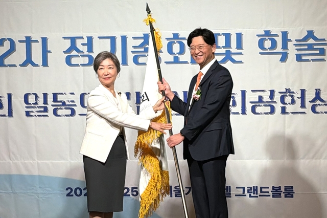 의료법인연합회  9대 회장으로 선출된 혜원의료재단 세종병원 박진식 이사장이 연합기를 들며 기념 촬영하고 있다.                       세종병원 제공