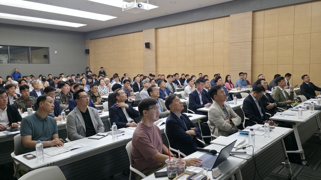 경기 판교 국방대드론협력센터에서 지난 25일 한국대드론산업협회와  국무조정실 대테러센터,  육군협회와 공동으로 개최한 세미나 모습.  한국대드론산업협회 제공