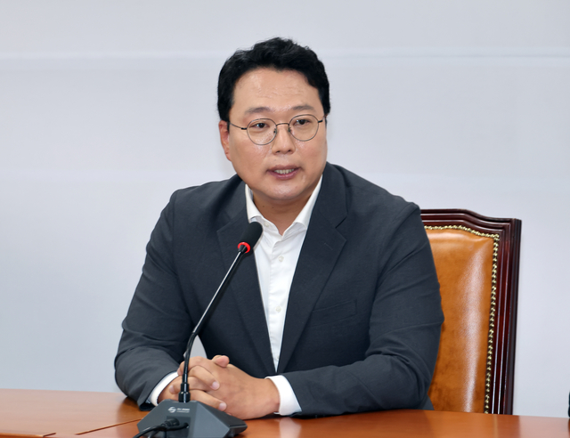 천하람 개혁신당 원내대표가 15일 국회에서 취임 인사차 방문한 정점식 국민의힘 신임 원내대표를 만나 발언하고 있다. [연합뉴스]